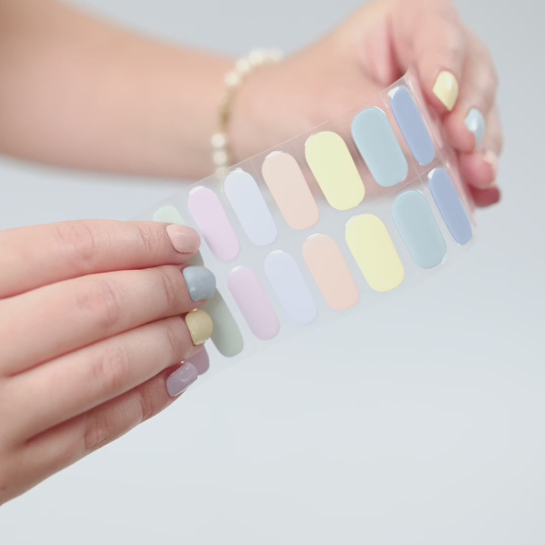 Få salongsnaglar hemma på 15 minuter med Naild-it gelstrips! 60% härdat gellack som appliceras enkelt som klistermärken och blir stenhårt på 60 sekunder under UV-lampa. Håller upp till 14+ dagar – utan kladd eller dyra salongsbesök. Perfekt passform, enkel borttagning. Naild-it – din hemmamanikyr!