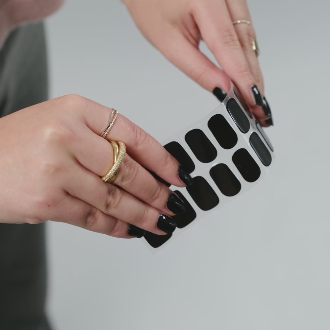Få salongsnaglar hemma på 15 minuter med Naild-it gelstrips! 60% härdat gellack som appliceras enkelt som klistermärken och blir stenhårt på 60 sekunder under UV-lampa. Håller upp till 14+ dagar – utan kladd eller dyra salongsbesök. Perfekt passform, enkel borttagning. Naild-it – din hemmamanikyr!