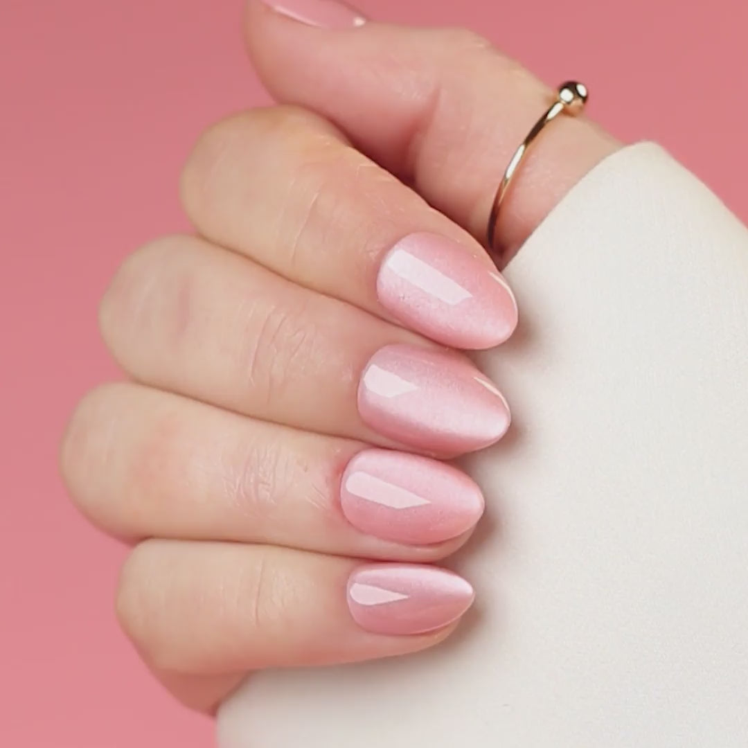 Nyhet! Cat Eye Strawberry Almond Short är en kort press-on i vår populära almond short-form, där vår bästsäljare Strawberry Cat Eye nu finns i en mer lättburen och naturlig längd.