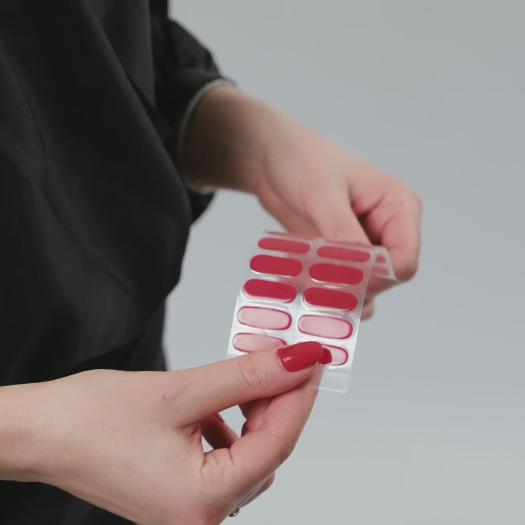 Få salongsnaglar hemma på 15 minuter med Naild-it gelstrips! 60% härdat gellack som appliceras enkelt som klistermärken och blir stenhårt på 60 sekunder under UV-lampa. Håller upp till 14+ dagar – utan kladd eller dyra salongsbesök. Perfekt passform, enkel borttagning. Naild-it – din hemmamanikyr!