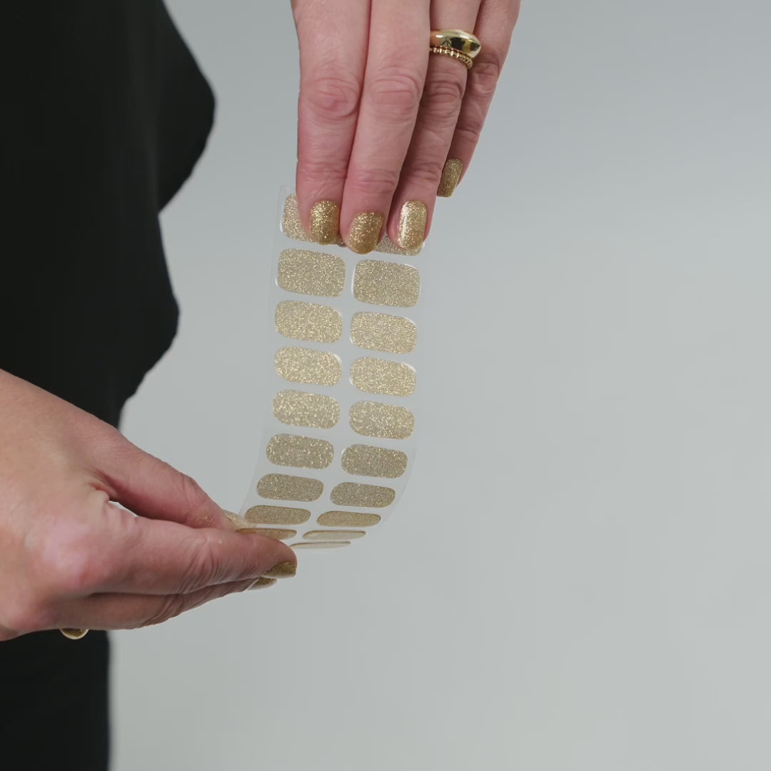 Få salongsnaglar hemma på 15 minuter med Naild-it gelstrips! 60% härdat gellack som appliceras enkelt som klistermärken och blir stenhårt på 60 sekunder under UV-lampa. Håller upp till 14+ dagar – utan kladd eller dyra salongsbesök. Perfekt passform, enkel borttagning. Naild-it – din hemmamanikyr!