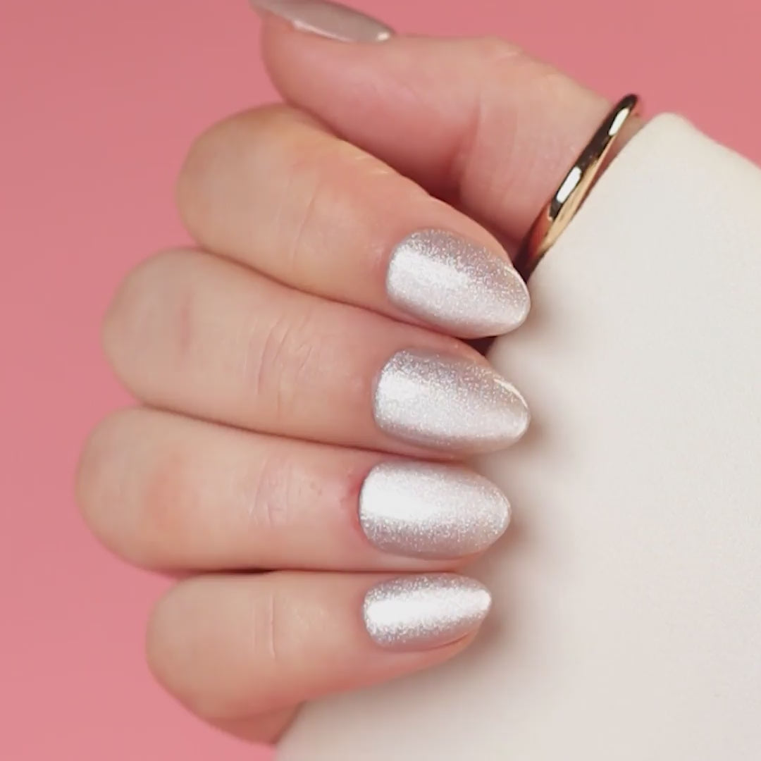 Nyhet! Cat Eye Cava Almond Short är en mjuk champagnebeige press-on i vår almond short-form, där vår bästsäljare Cat Eye Cava nu finns i en mer lättburen och naturlig längd.