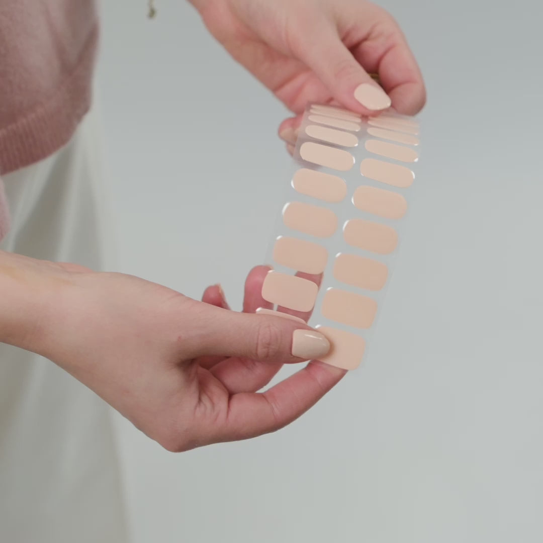 Få salongsnaglar hemma på 15 minuter med Naild-it gelstrips! 60% härdat gellack som appliceras enkelt som klistermärken och blir stenhårt på 60 sekunder under UV-lampa. Håller upp till 14+ dagar – utan kladd eller dyra salongsbesök. Perfekt passform, enkel borttagning. Naild-it – din hemmamanikyr!