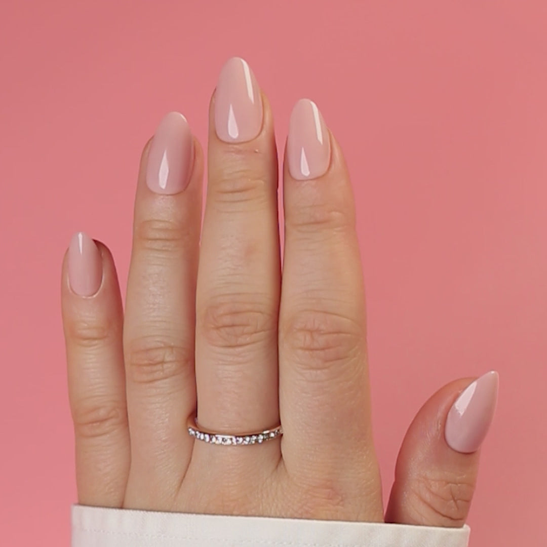 Ballet Blush Almond press-on lösnaglar i almondform med mjuk nude-rosa nyans och glansig finish