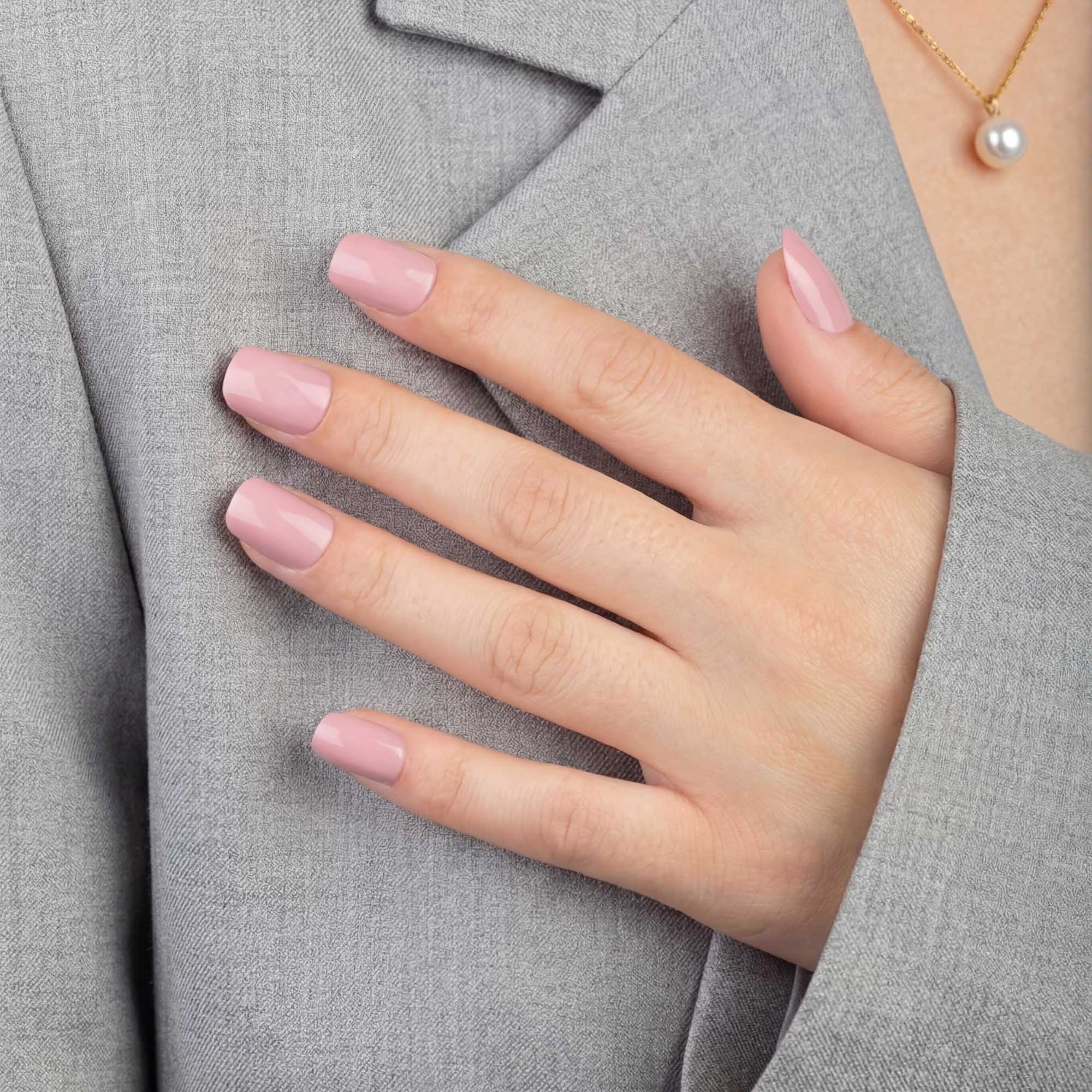 Rose Petal Squoval Short press-on lösnaglar i kort squovalform med mjuk rosanyans och glansig finish